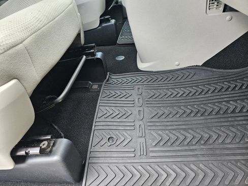 Used 2017 Dodge Grand Caravan SE FWD image 31