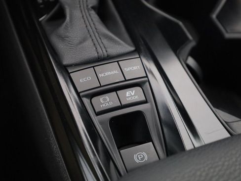 Used 2025 Toyota Camry SE FWD image 17