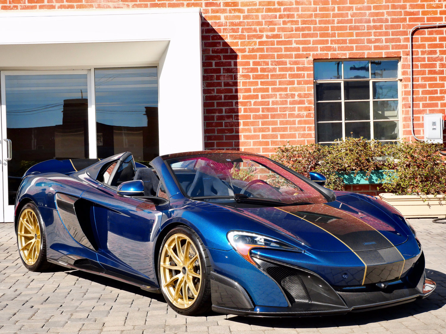 Used 2016 McLaren 675LT Spider RWD image 1