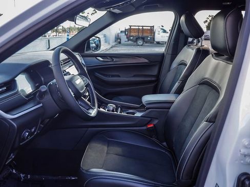 New 2025 Jeep Grand Cherokee Altitude image 19