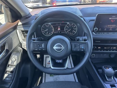 Used 2023 Nissan Rogue SV image 14