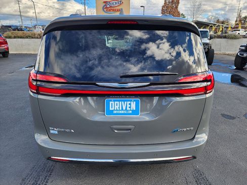 Used 2021 Chrysler Pacifica Touring-L image 5