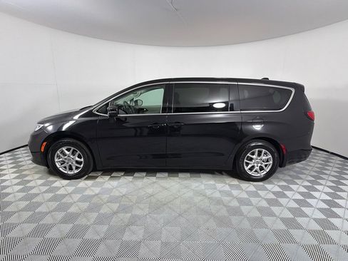 Used 2023 Chrysler Pacifica Touring-L FWD image 7