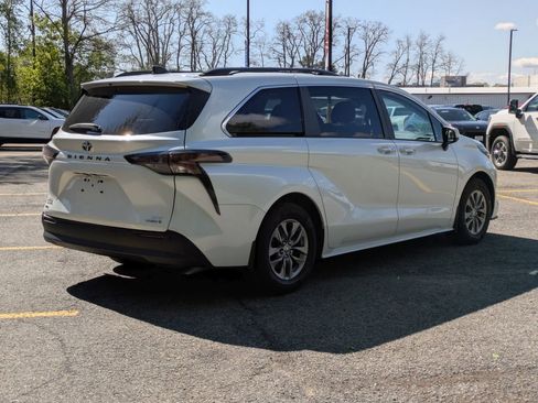 Used 2023 Toyota Sienna XLE AWD/4WD image 7