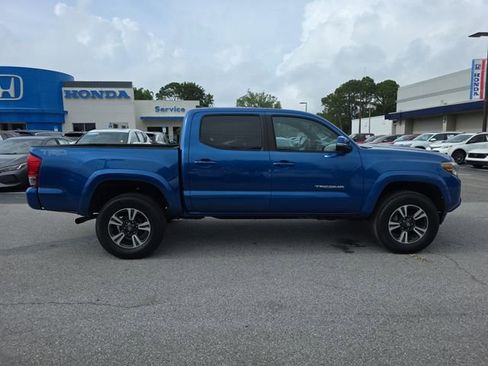 Used 2017 Toyota Tacoma TRD Sport w/ Tow Package RWD image 3