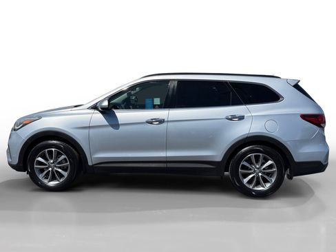 Used 2017 Hyundai Santa Fe SE FWD image 2