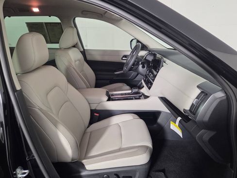 Used 2025 Nissan Pathfinder SL FWD image 32