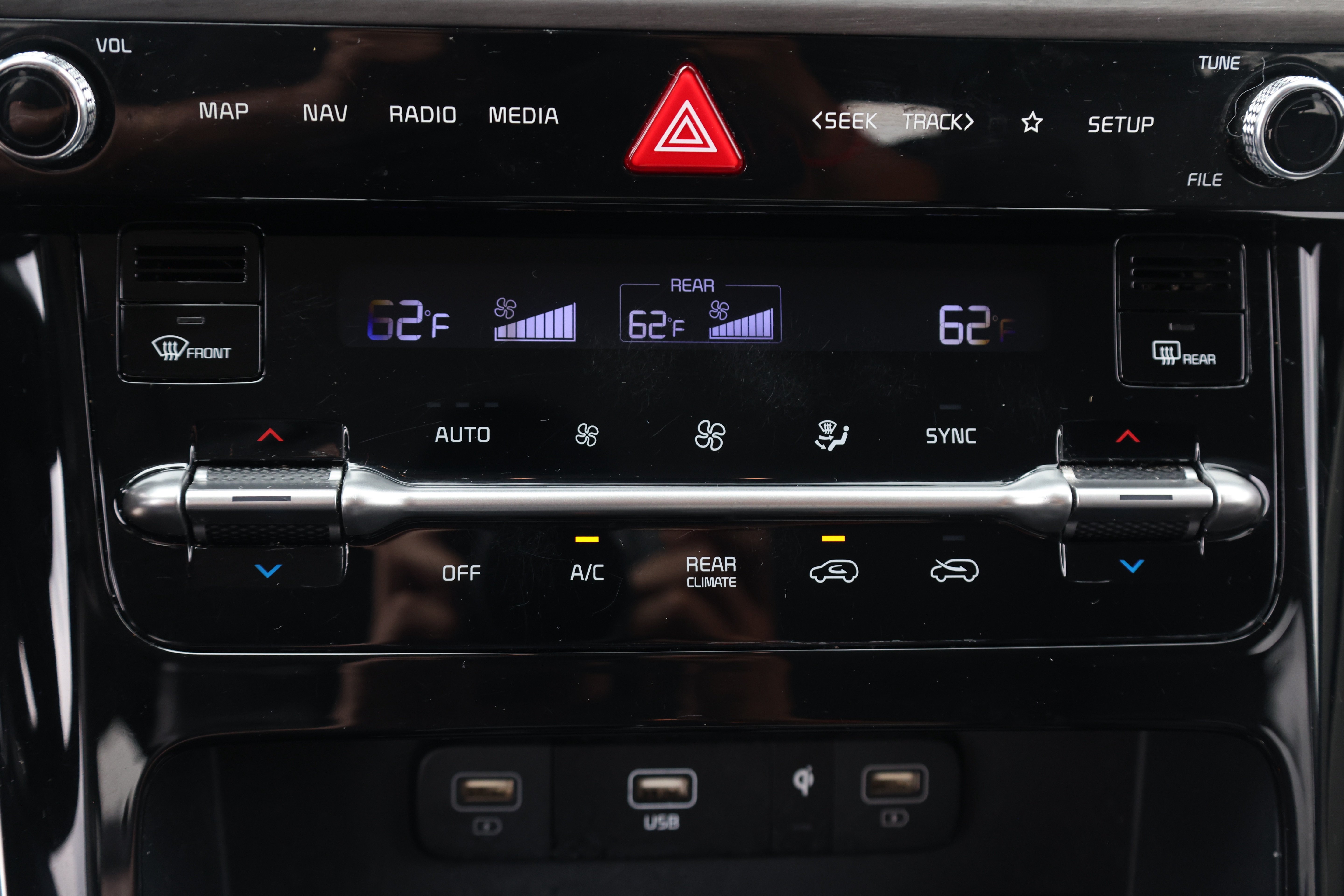 Used 2024 Kia Carnival EX FWD image 12