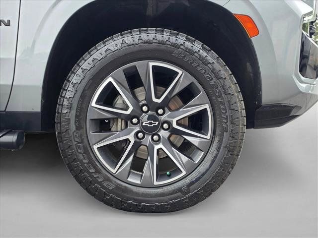 Used 2023 Chevrolet Suburban Z71 w/ Luxury Package AWD/4WD image 9