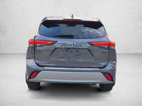 Used 2024 Toyota Highlander Platinum FWD image 6