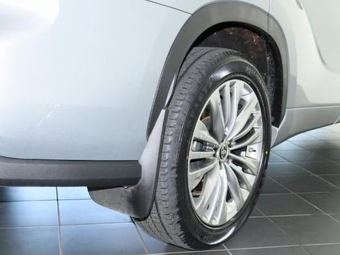 Used 2024 Toyota Highlander Platinum image 12