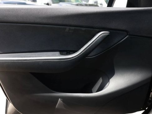 Used 2021 Tesla Model Y 2WD image 12