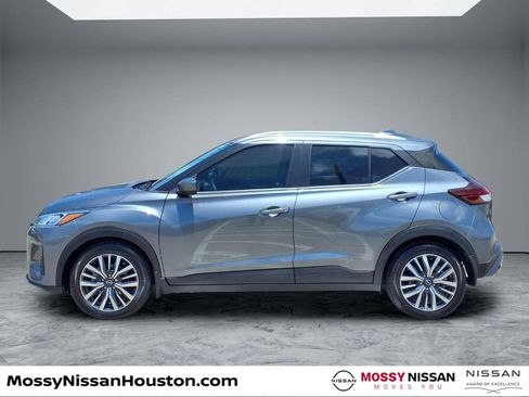 Used 2022 Nissan Kicks SV FWD image 3