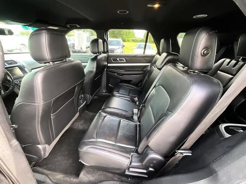 Used 2016 Ford Explorer XLT w/ Equipment Group 202A AWD/4WD image 32