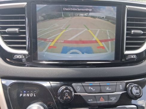 Used 2024 Chrysler Pacifica Touring-L FWD image 13