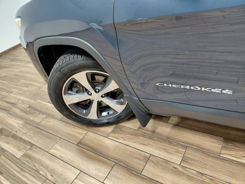 Used 2019 Jeep Cherokee Limited AWD/4WD image 13