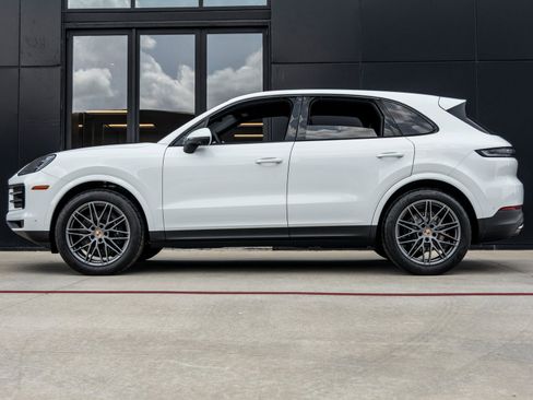 Certified 2025 Porsche Cayenne image 2