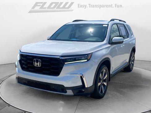 Certified 2025 Honda Pilot Touring image 4