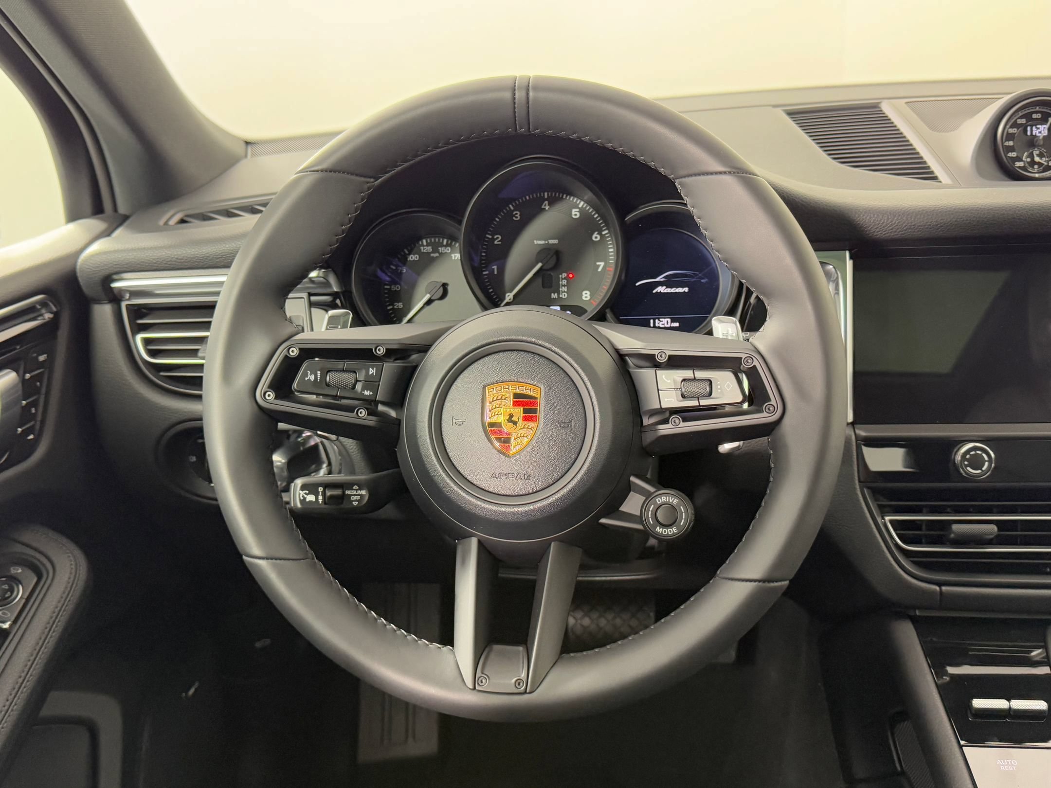 Certified 2026 Porsche Macan AWD/4WD image 11