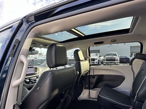 Used 2022 Chrysler Pacifica Limited image 16