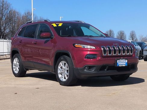Used 2017 Jeep Cherokee Latitude w/ Cold Weather Group image 4