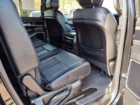 Used 2022 Jeep Wagoneer Series III w/ Premium Group I AWD/4WD image 14