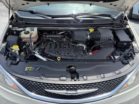 Used 2017 Chrysler Pacifica Touring-L FWD image 29