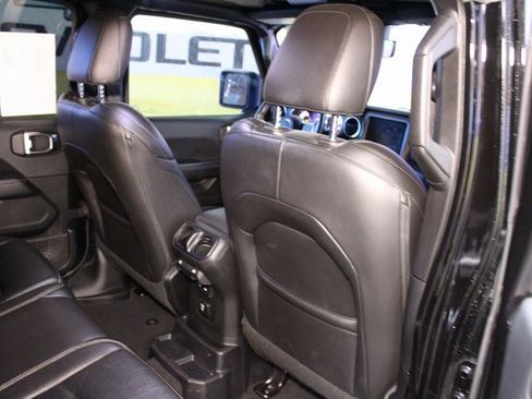 Used 2018 Jeep Wrangler Unlimited Sahara w/ Uconnect 4C Nav & Sound Group image 9