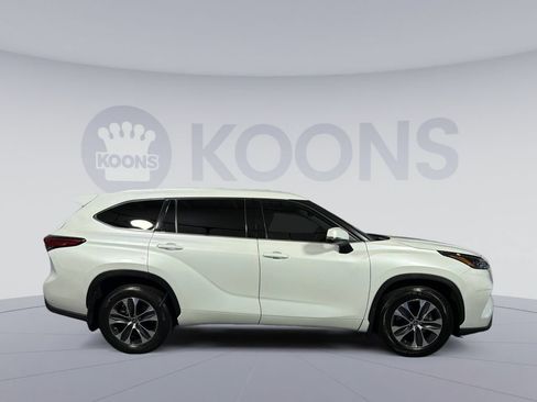 Used 2022 Toyota Highlander XLE AWD/4WD image 5
