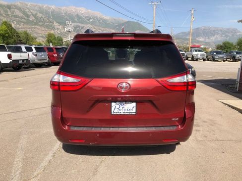 Used 2018 Toyota Sienna XLE Premium FWD image 4