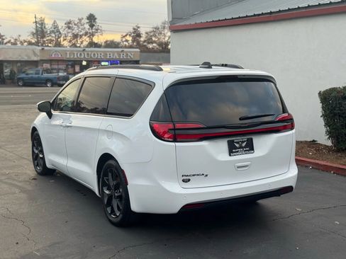 Used 2023 Chrysler Pacifica Touring-L w/ S Appearance Package FWD image 4