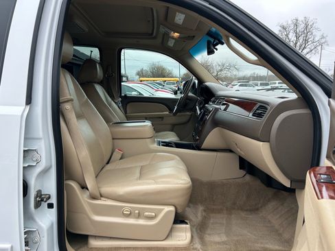 Used 2011 Chevrolet Suburban LT image 12
