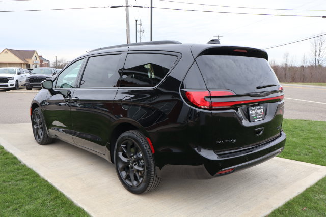 New 2026 Chrysler Pacifica Limited w/ S Appearance Package AWD/4WD image 32