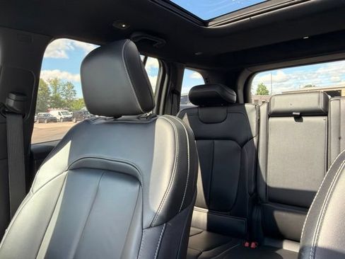 Used 2024 Jeep Grand Cherokee Limited AWD/4WD image 10