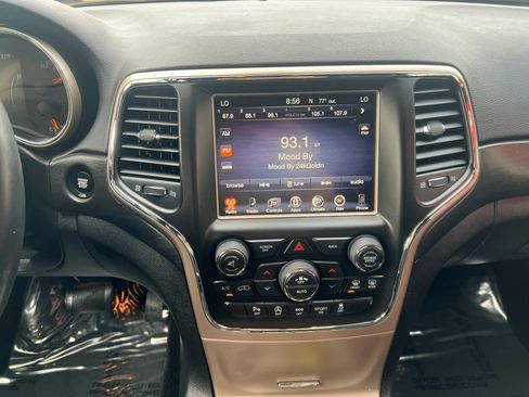 Used 2017 Jeep Grand Cherokee Laredo w/ Quick Order Package 23E AWD/4WD image 12