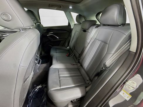 Used 2025 Audi Q5 Premium w/ Convenience Package image 19