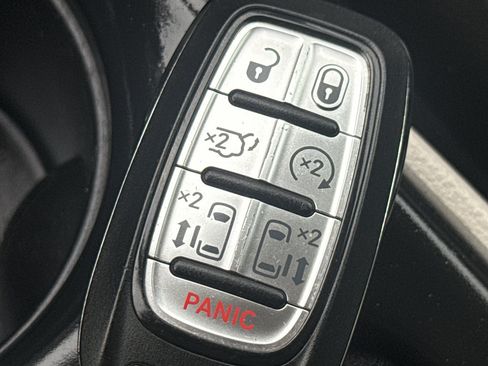 Used 2018 Chrysler Pacifica Touring-L FWD image 38