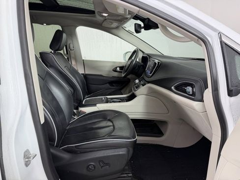 Used 2022 Chrysler Pacifica Limited w/ Uconnect Theater Family Group image 15
