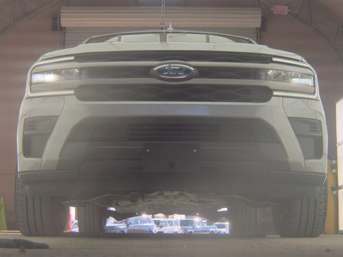 Used 2024 Ford Expedition Max XLT image 3