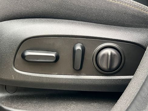 Used 2023 Chevrolet Equinox LT FWD image 24