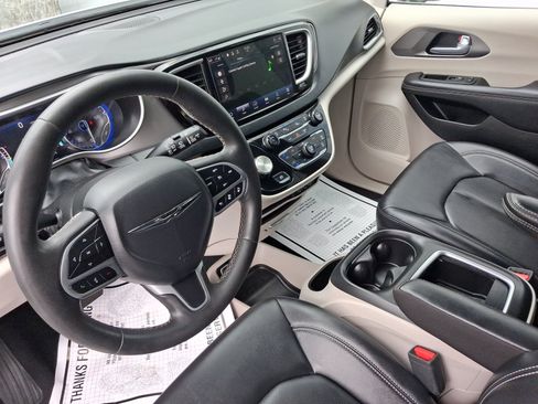 Used 2024 Chrysler Pacifica Touring-L FWD image 4