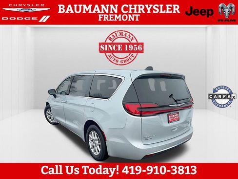 Used 2024 Chrysler Pacifica Touring-L image 11