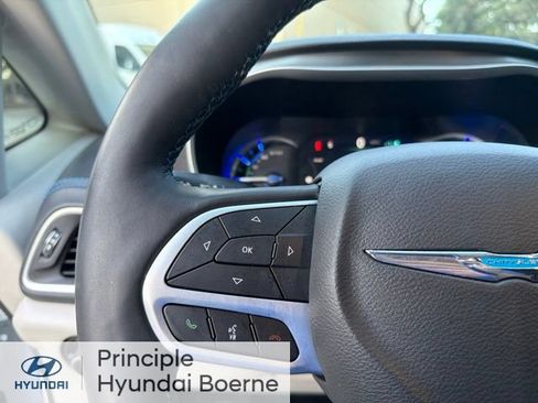 Used 2021 Chrysler Pacifica Touring-L FWD image 22