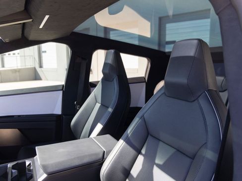 Used 2024 Tesla Cybertruck AWD Crew Cab image 19