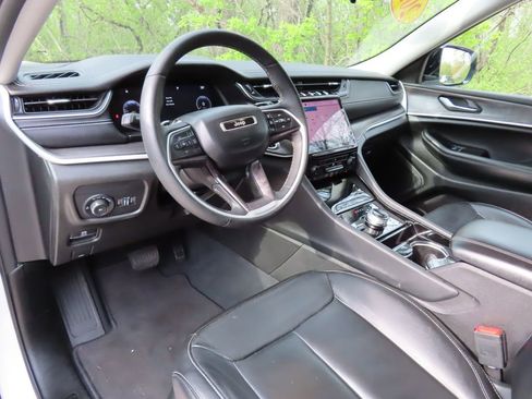 Used 2023 Jeep Grand Cherokee Limited w/ Black Appearance Package AWD/4WD image 22