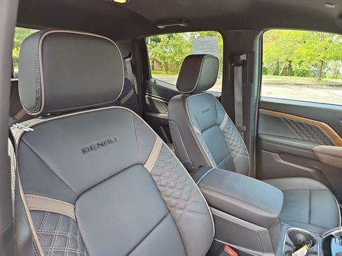 Used 2025 GMC Canyon Denali AWD/4WD image 11