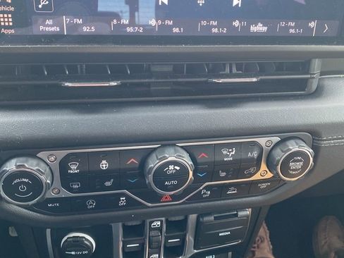 Used 2024 Jeep Gladiator Mojave image 28