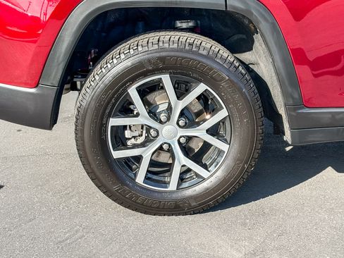 Used 2024 Jeep Grand Cherokee Limited w/ Luxury Tech Group II image 10