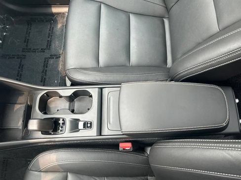 Certified 2025 Volvo XC40 B5 Core AWD/4WD image 28