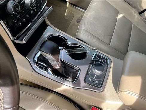 Used 2021 Jeep Grand Cherokee Overland AWD/4WD image 17